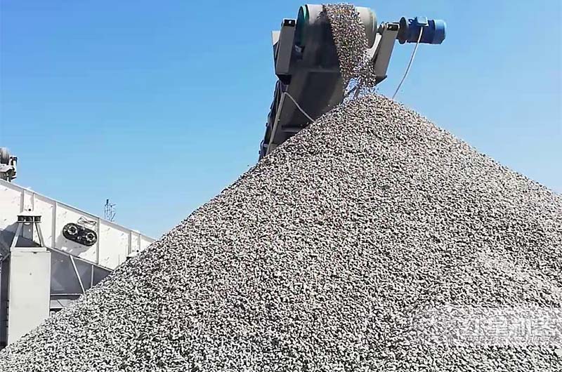 砂石生產(chǎn)線現(xiàn)場(chǎng)的石子成品堆 砂石生產(chǎn)線現(xiàn)場(chǎng)的石子成品堆
