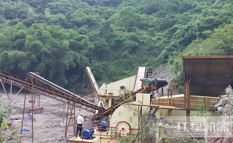 錘式破碎機生產現(xiàn)場 錘式破碎機生產現(xiàn)場