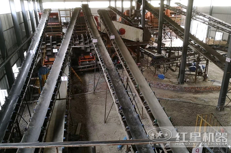 皮帶運(yùn)輸機(jī)連接整個(gè)制砂現(xiàn)場(chǎng) 皮帶運(yùn)輸機(jī)連接整個(gè)制砂現(xiàn)場(chǎng)