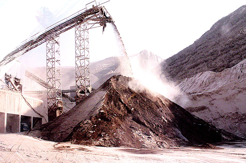 正在工作中的采石場(chǎng) 正在工作中的采石場(chǎng)