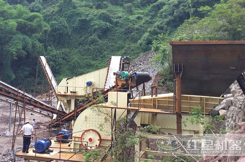 重錘式破碎機(jī)生產(chǎn)現(xiàn)場(chǎng) 重錘式破碎機(jī)生產(chǎn)現(xiàn)場(chǎng)