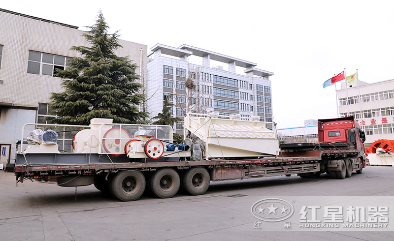 液壓對(duì)輥制砂機(jī)發(fā)貨現(xiàn)場(chǎng)