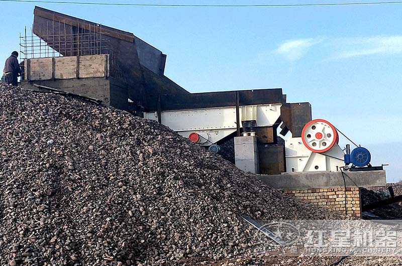 顎式破碎機生產(chǎn)現(xiàn)場 顎式破碎機生產(chǎn)現(xiàn)場