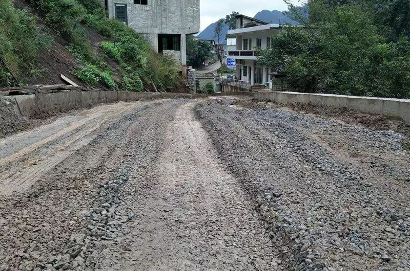 公路上的碎石子  公路上的碎石子