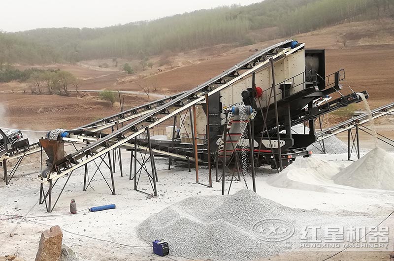 移動(dòng)石頭破碎機(jī)生產(chǎn)現(xiàn)場