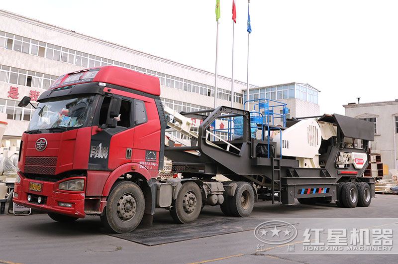 移動(dòng)式碎石破碎機(jī)直接開往客戶現(xiàn)場 移動(dòng)式碎石破碎機(jī)直接開往客戶現(xiàn)場