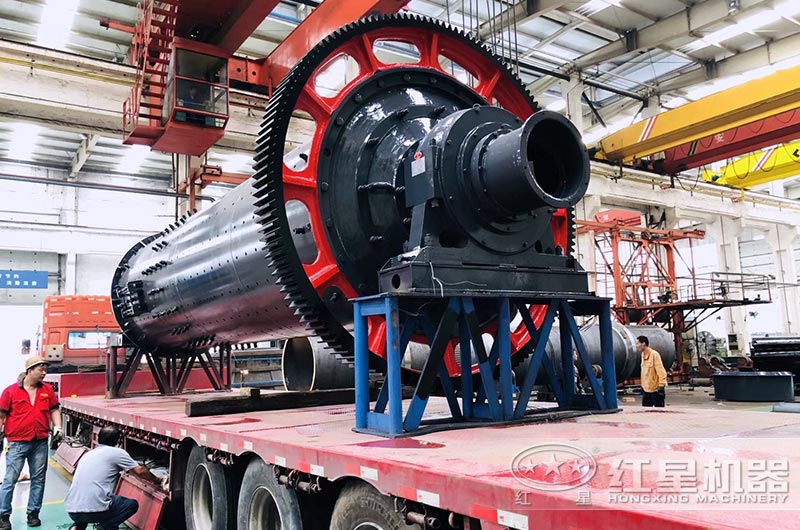 1.5米球磨機(jī)裝車發(fā)往客戶現(xiàn)場